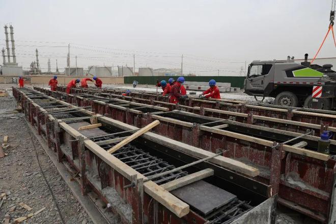 牢記囑托 再創(chuàng)佳績丨塔河煉化廠際管廊工程拉開序幕,模塊化施工高效推進(jìn)