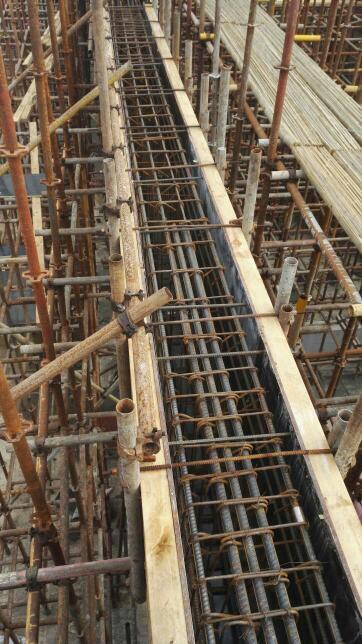 安裝工程中,在梁上預(yù)埋水電線管時(shí),具體應(yīng)該怎么做。