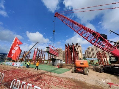 今天,跨海大橋高架路二期工程首節(jié)鋼箱梁架設(shè)成功