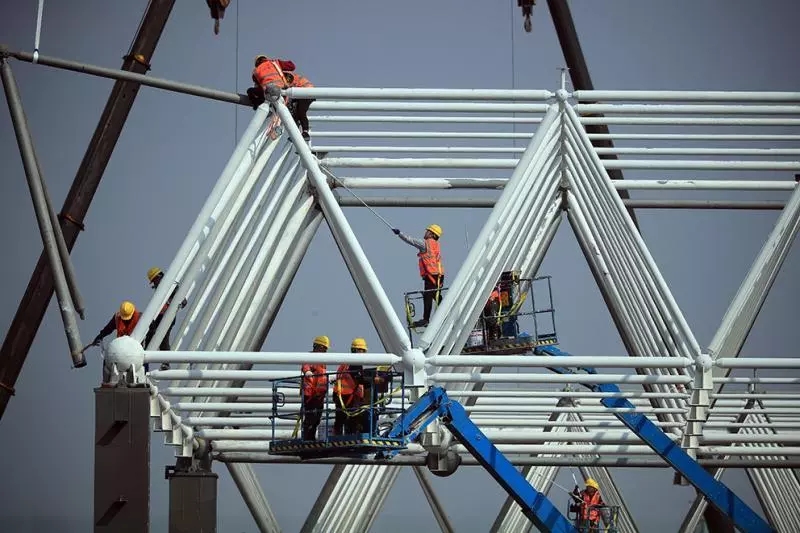 順利吊裝的完成,標(biāo)志著整個(gè)超級(jí)工廠網(wǎng)架結(jié)構(gòu)吊裝施工正式開(kāi)始.